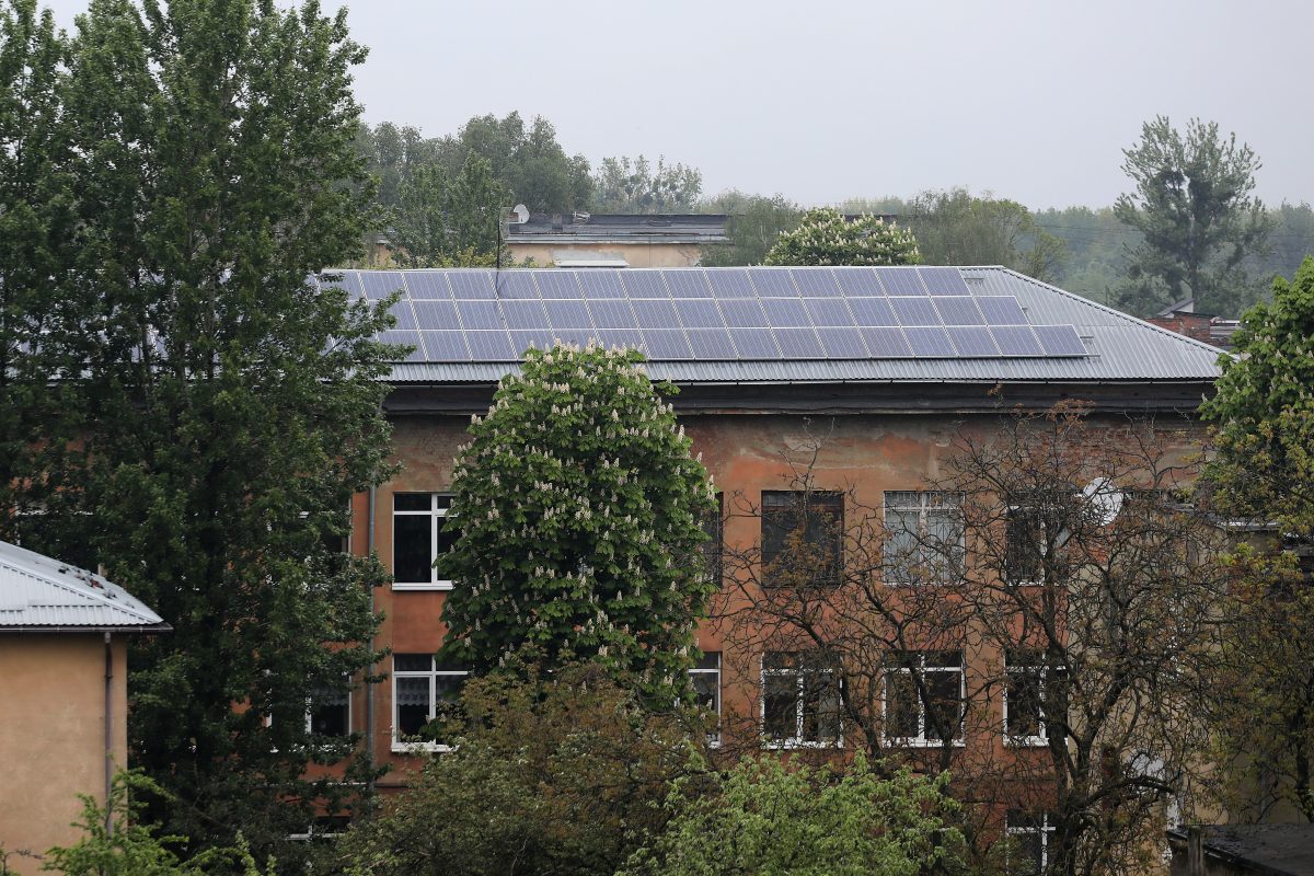 Школа, в яку тягнуться діти: тут є сучасний стадіон, сонячні батареї та відеоспостереження
