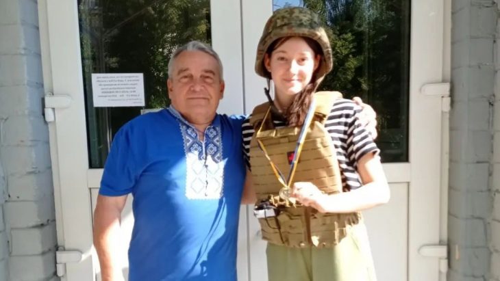 Випускниця з Харківщини отримувала золоту медаль у касці та бронежилеті