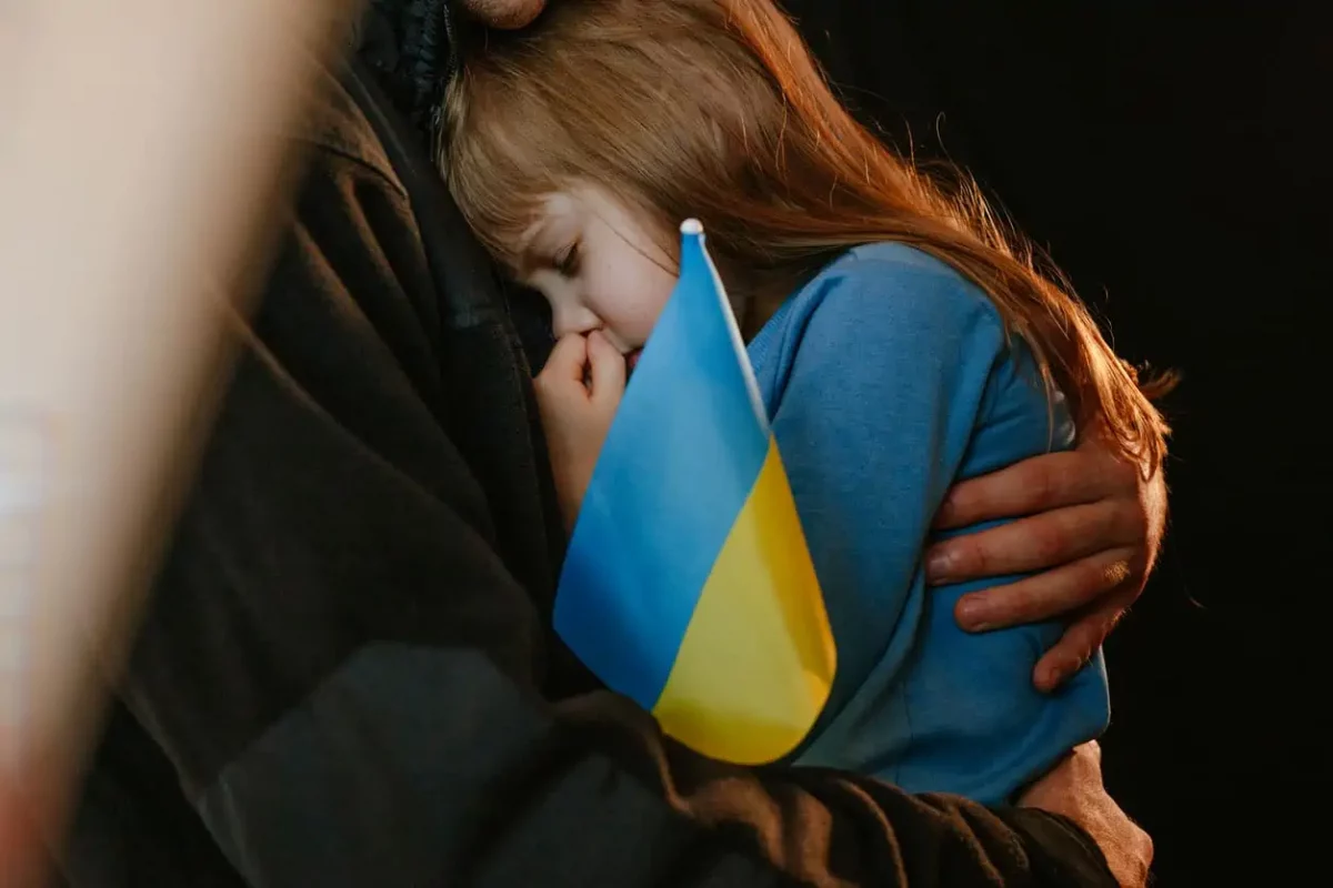 Понад 1000 дітей втратили батьків через війну: де можуть отримати допомогу  | Нова українська школа