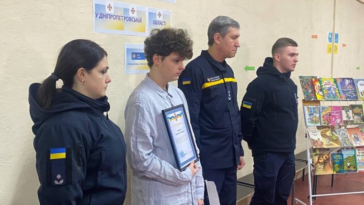 Рятувальники нагородили 13-річного школяра за допомогу постраждалим після удару по будинку у Дніпрі