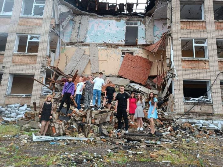 Випускні фото біля руїн школи: дев’ятикласники з Херсонщини провели останній дзвоник
