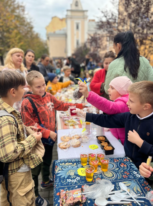 Учні пані Лесі ярмаркують для підтримки ЗСУ