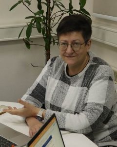 Зображення, що містить особа, у приміщенні, одежа, стіна Вміст, створений ШІ, може бути неправильним.