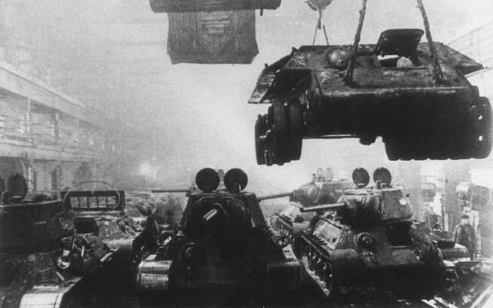 Збирання танків Т-34 в Нижньому Тагілі на обладнанні переміщеного Харківського паровозобудівного заводу, 1943 р.