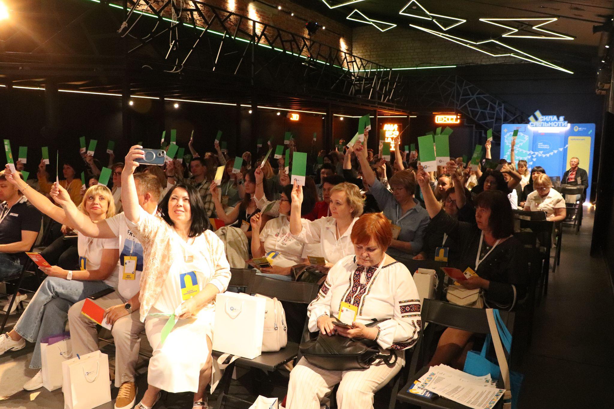 Учасниці міні-EdCampʼу Запоріжжя підтримують думки, які висловлювали спікери панельної дискусії