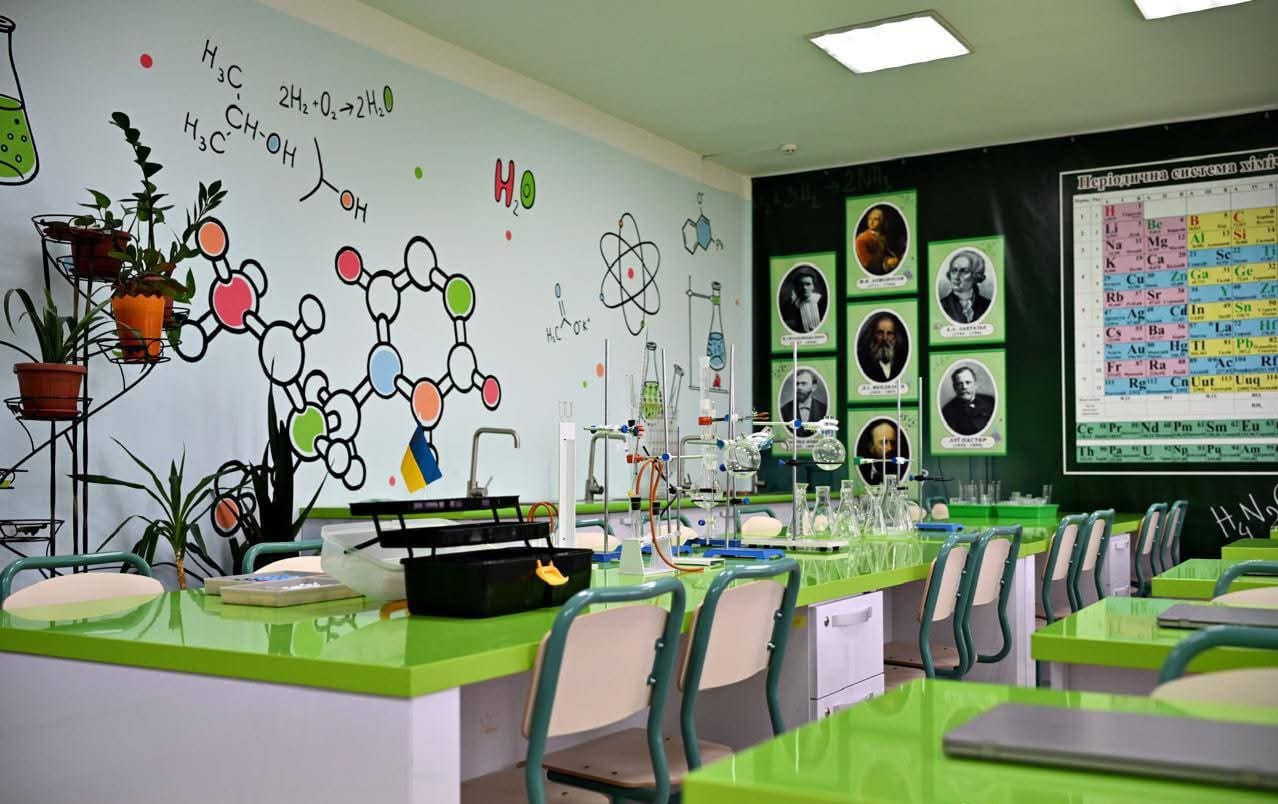 Возможно, это изображение внутри помещения и текст