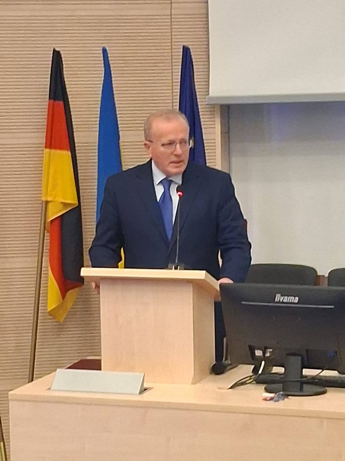 Возможно, это изображение текст