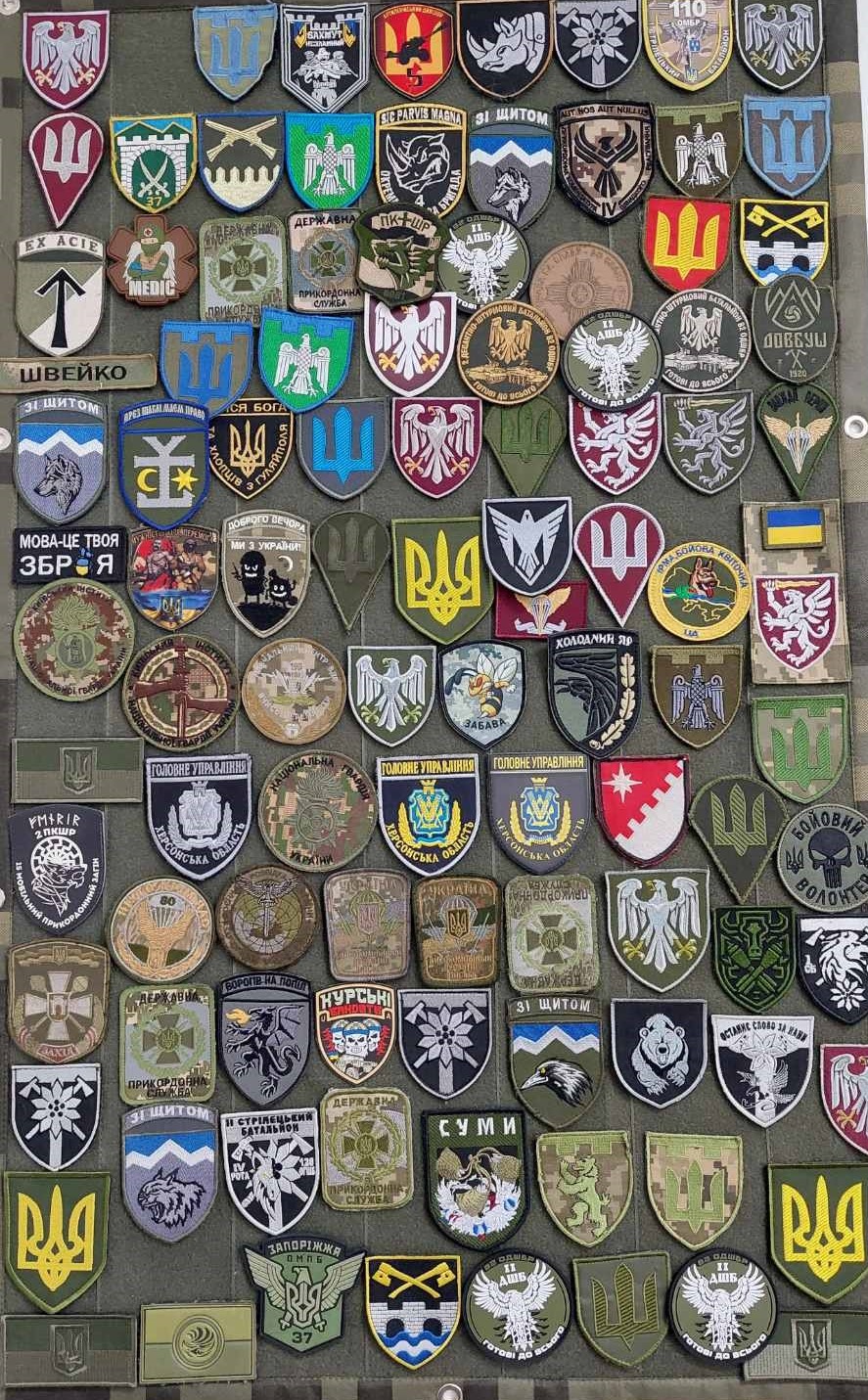 Шеврони підрозділів, де служать батьки та колишні учні