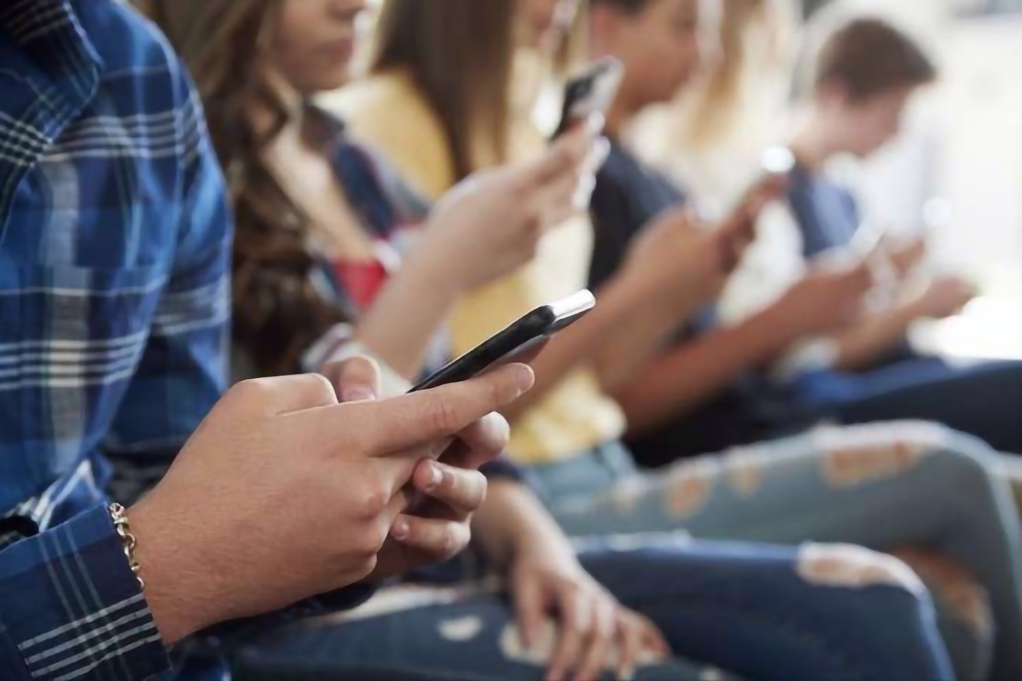 Без смартфонів у школі: як Польща змінює шкільні будні й чому це важливо для вашої дитини